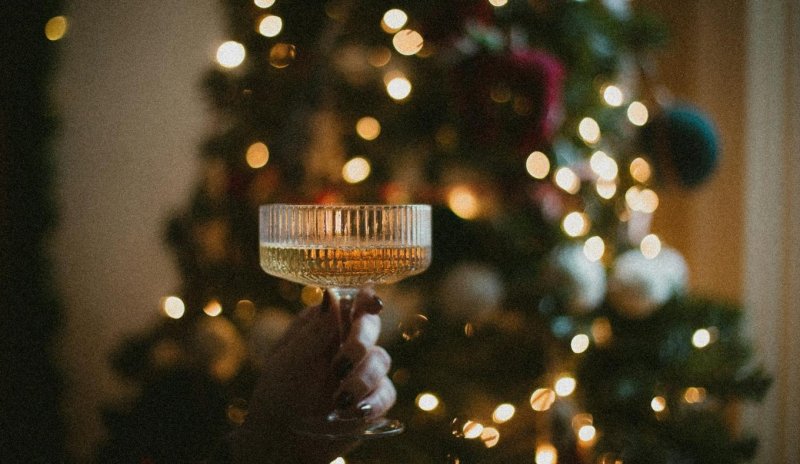 Что пить в новогоднюю ночь: список алкогольных и безалкогольных напитков - «Кулинарные рецепты» Что пить в новогоднюю ночь: список алкогольных и безалкогольных напитков - «Кулинарные рецепты»